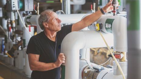 Vaktmester som skrur på noen ventiler