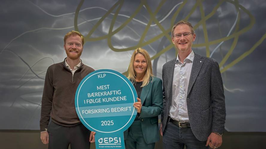 F.v. Sindre B. E. Brochmann i EPSI Rating Norge, Anne Beate Ekeren, direktør offentlig/bedrift i KLP Skadeforsikring og Fredrik Høst i EPSI Rating Norge. Foto: Marianne W. Pedersen, KLP Skadeforsikring