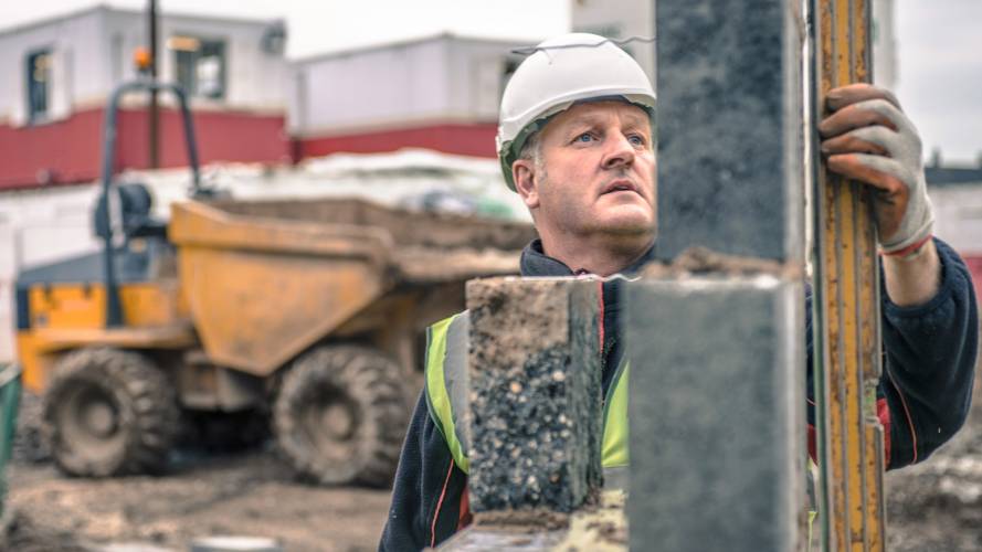 Mann på byggeplass