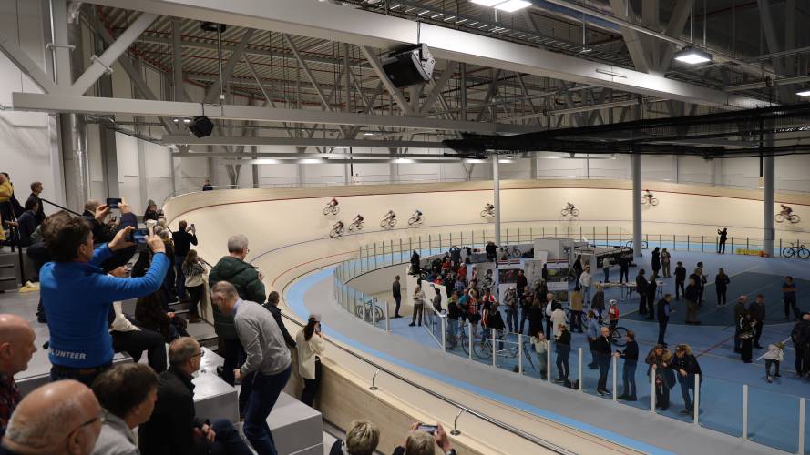 Mange hadde møtt opp på åpningen, der lokale sykkeltalenter fikk vist hvordan en velodrom skal kjøres. Foto: KLP