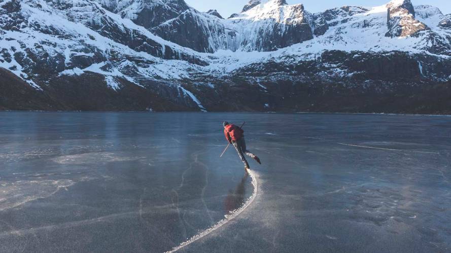 Mann på skøyter på fjorden