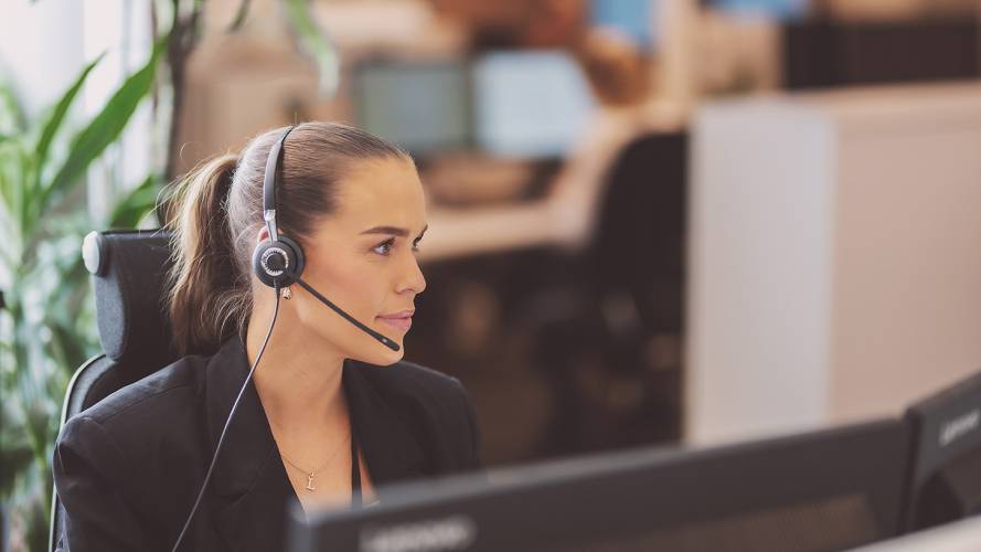 kundeservice_telefon_dame_KLP Kapitalforvaltning