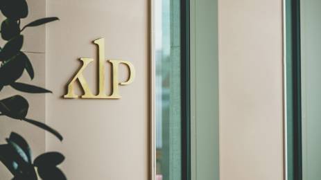 KLPs logo på en vegg 