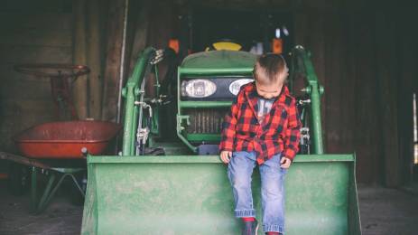 Guttunge på traktor