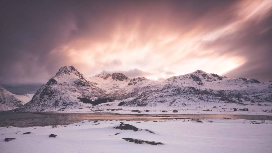 Fjellformasjon under rosa himmel