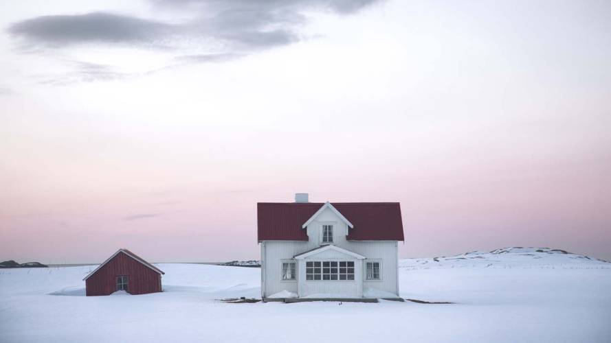 Vinterbilde av hus på landet