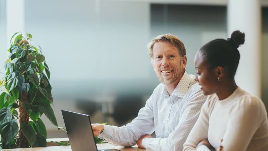 To kollegaer som sitter foran en pc